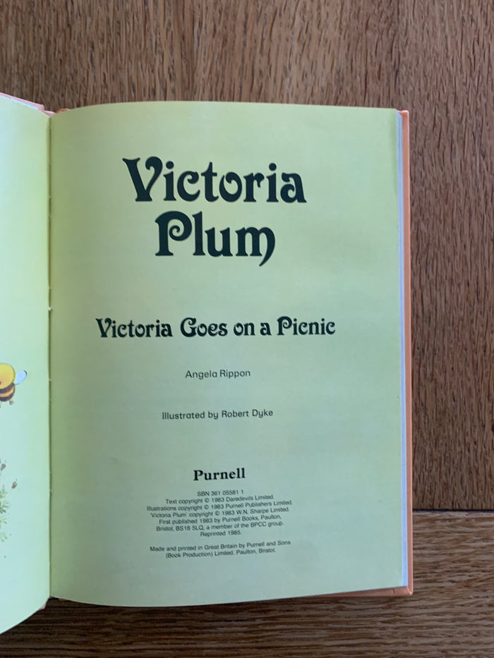 Victoria Plum - Victoria Goes on a Picnic